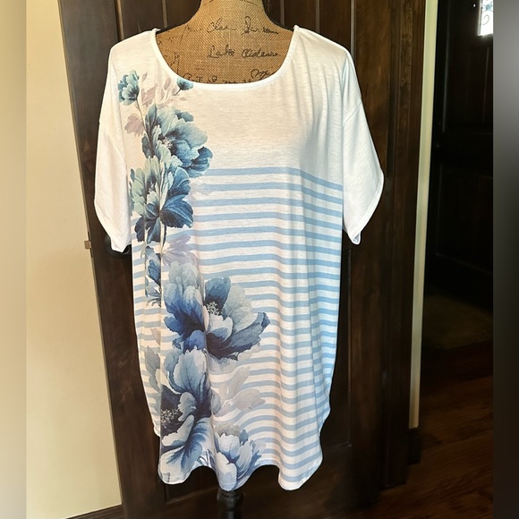 Pretty floral top-New without tag! - Picture 1 of 2